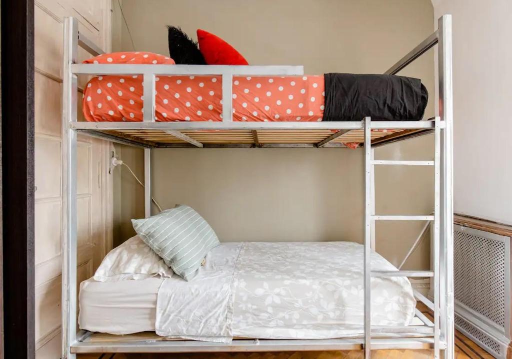 Cama marinera/cucheta adicional de la habitación